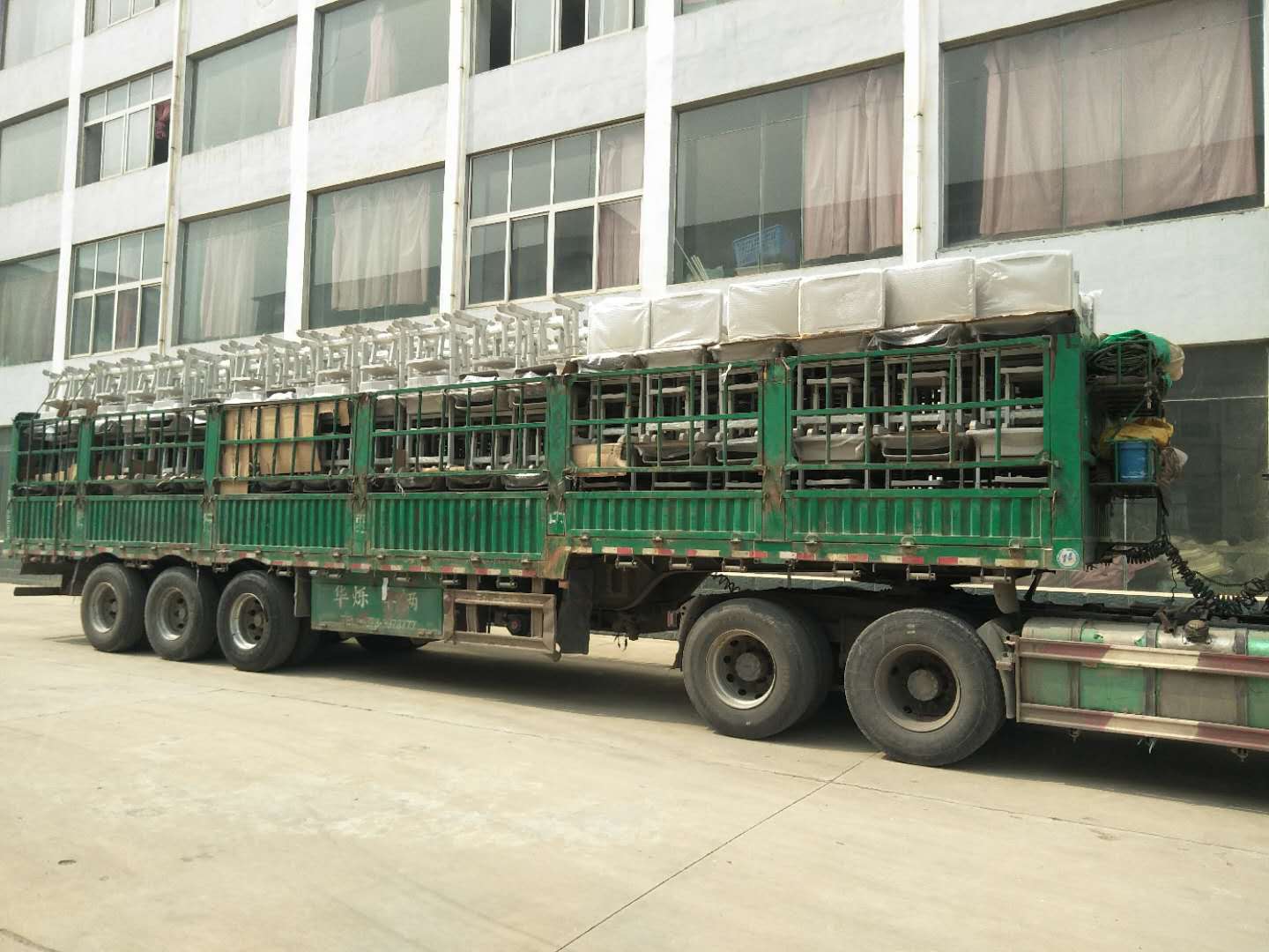 案例|睿學(xué)卓藝4000余套課桌椅批量發(fā)貨，交付客戶